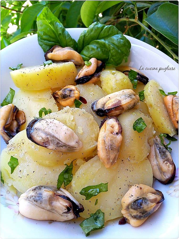 Insalata di patate e cozze - una ricerra estiva facile e veloce da preparare.