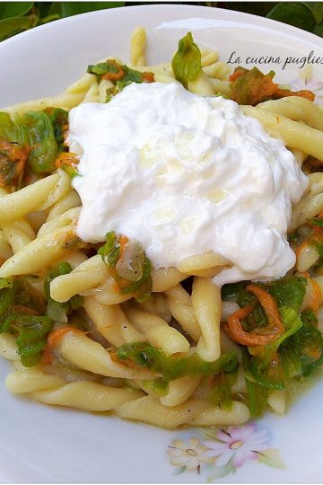 Pasta con fiori di zucca e stracciatella - la cucina pugliese