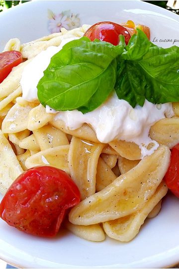 Foglie d'ulivo con pomodorini e stracciatella - la cucina pugliese