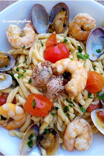 Strozzapreti con gamberi e vongole - la cucina pugliese