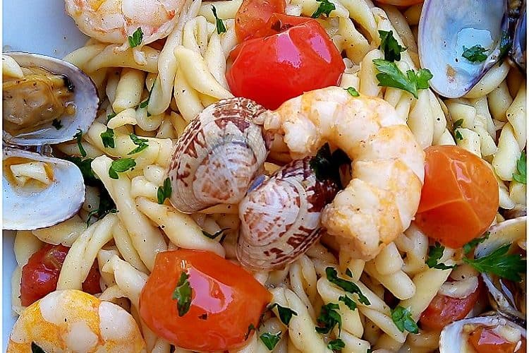 Strozzapreti con gamberi e vongole - la cucina pugliese