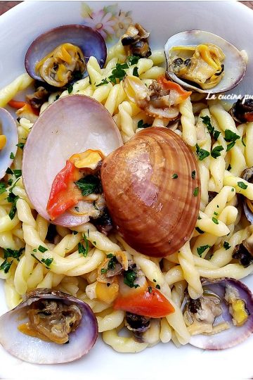 Strozzapreti con vongole fasolari e coccioli - la cucina pugliese