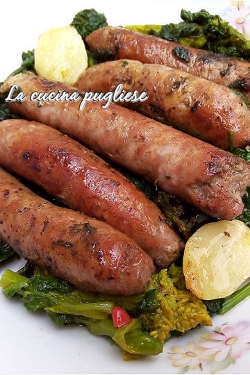 Cime di rapa e salsiccia in padella semplice e veloce da preparare.
