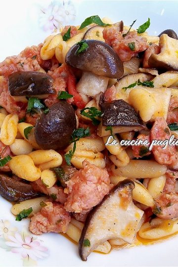 Cavatelli con salsiccia e funghi cardoncelli - lacucinapugliese