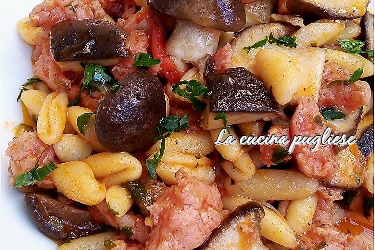 Cavatelli con salsiccia e funghi cardoncelli - lacucinapugliese