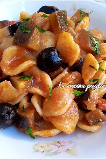 Orecchiette con melanzane olive nere e pomodorini - la cucina pugliese