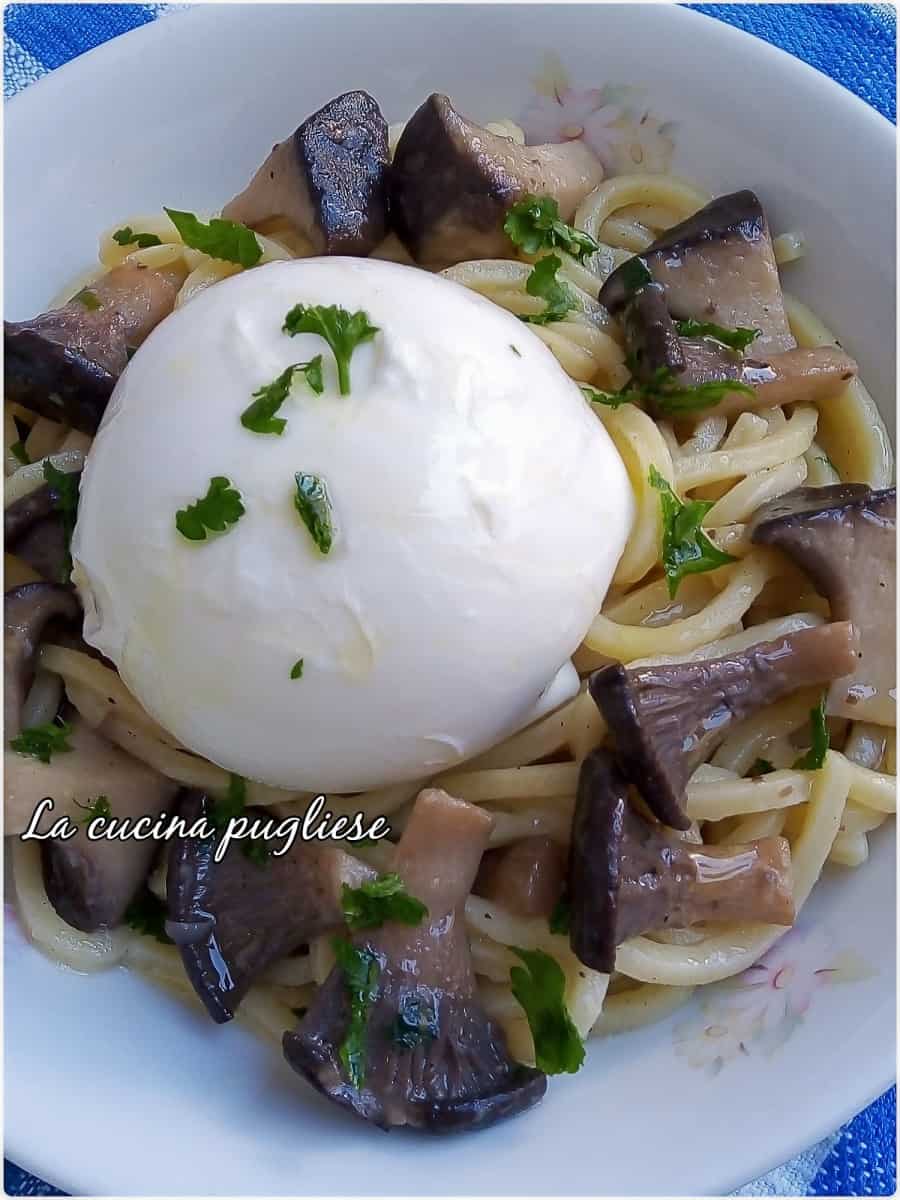 Troccoli con funghi cardoncelli e burrata