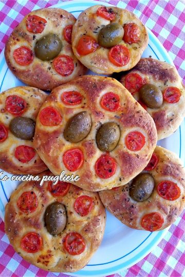 Focaccine pugliesi semplici e saporite - la cucina pugliese