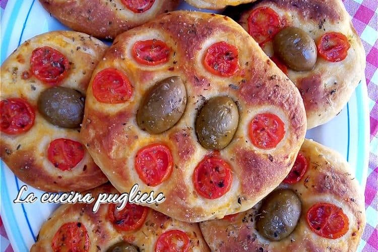 Focaccine pugliesi semplici e saporite - la cucina pugliese