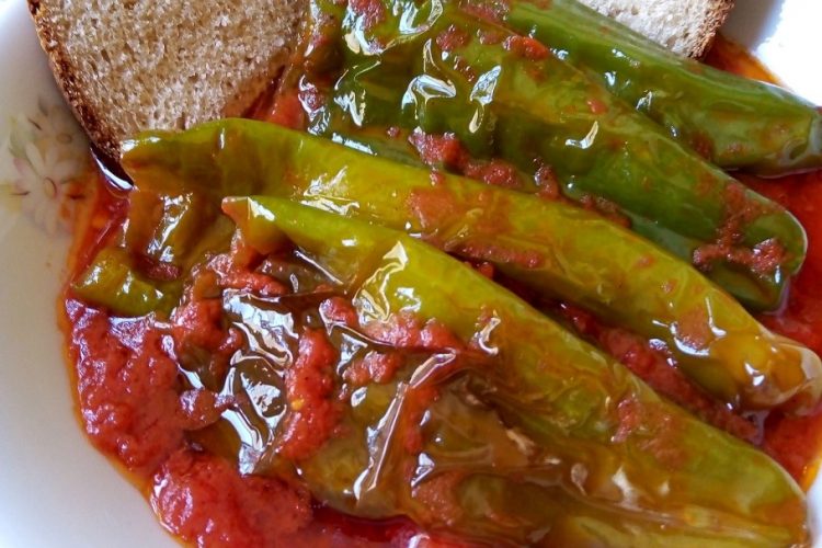 Friggitelli al pomodoro - lacucinapugliese