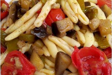 Pasta con friggitelli melanzane e pomodorini - la cucina pugliese