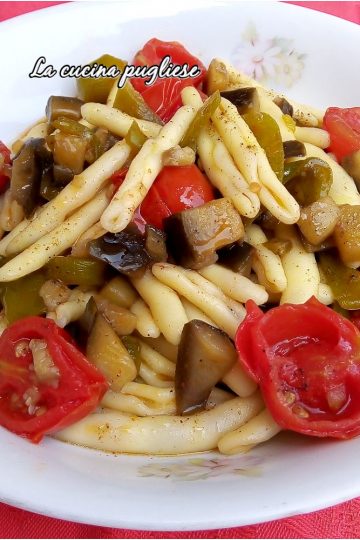 Pasta con friggitelli melanzane e pomodorini - la cucina pugliese