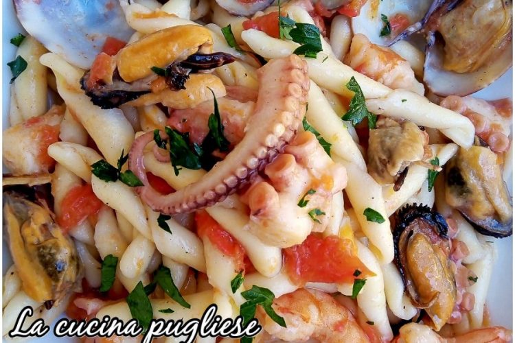 Strozzapreti con polpo gamberi cozze e vongole - la cucina pugliese