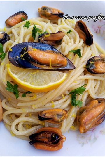 Spaghetti con cozze e limone - una ricetta di pesce semplice ma saporita.