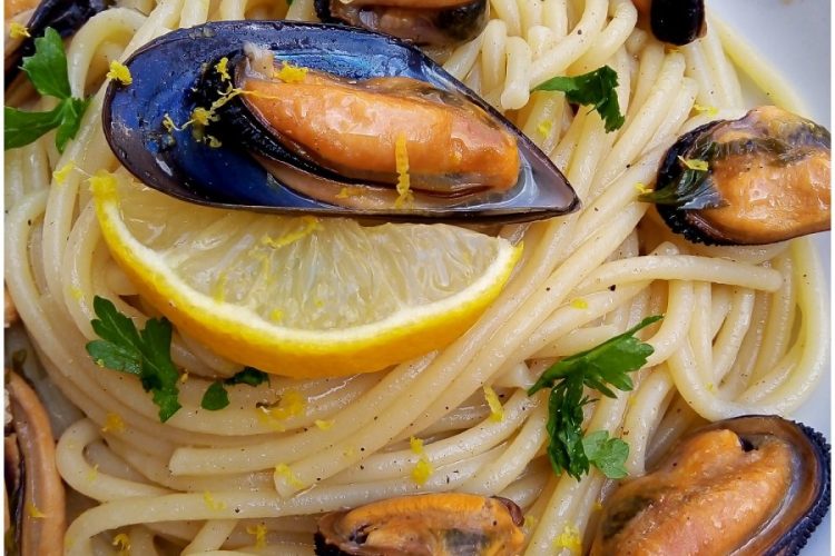 Spaghetti con cozze e limone - una ricetta di pesce semplice ma saporita.