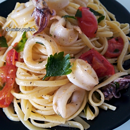 Linguine con calamari e pomodorini