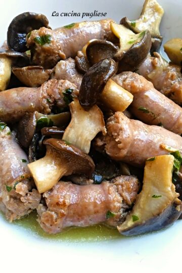 Salsiccia e funghi in padella semplice e veloce