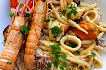 Trofie con cozze calamari e scampi - un primo piatto di pesce super saporito.