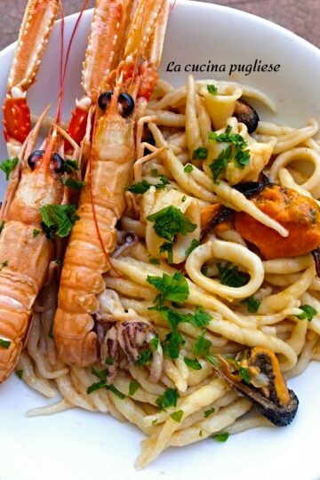 Trofie con cozze calamari e scampi - un primo piatto di pesce super saporito.