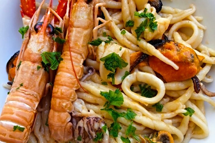 Trofie con cozze calamari e scampi - un primo piatto di pesce super saporito.